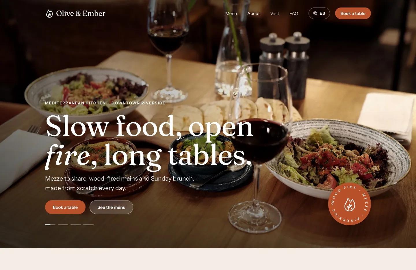Sitio de ejemplo de Olive & Ember: una mesa con velas y platos mediterráneos detrás del titular “Slow food, open fire, long tables.”