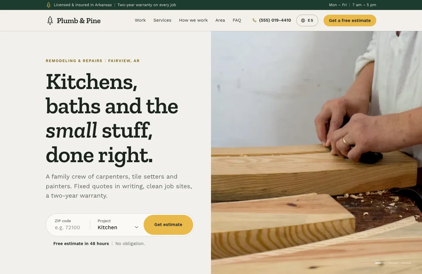 Sitio de ejemplo de Plumb & Pine: las manos de un carpintero trabajando junto al titular “Kitchens, baths and the small stuff, done right.” y una barra para pedir un estimado.
